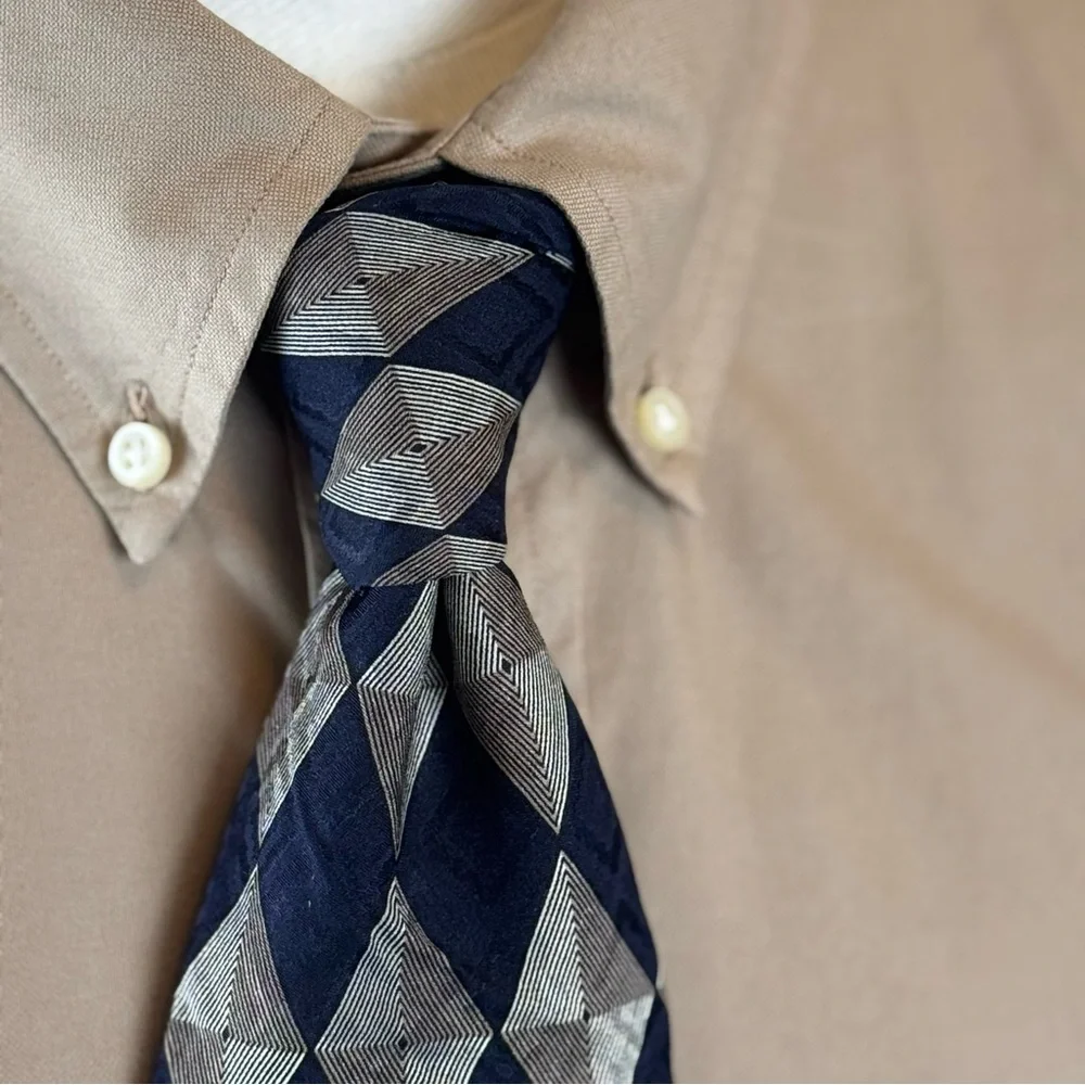 Roundtree & Yorke Men’s Necktie Black & Tan Geometric Tie 100% Silk Tie